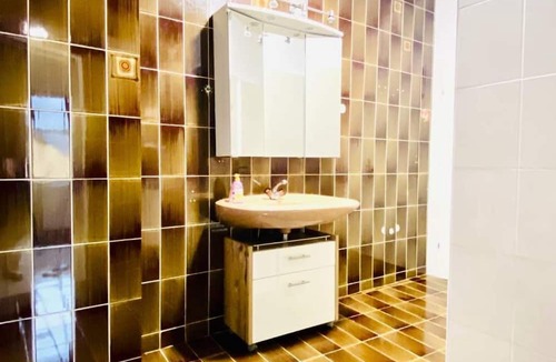 Liesing Apartment | Peaceful Room for 2 in Spacious Shared Apartment