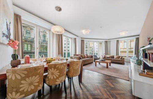 Innere Stadt Apartment | Square Apartments, Stephansplatz View, AC, Kitchen