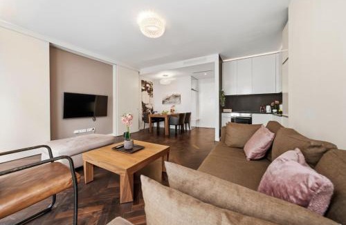 Innere Stadt Apartment | Square Apartments, Stephansplatz View, AC, Kitchen