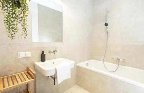 Hernals Apartment | Modern, Bright Garden Apartment, 15 Mins to Center