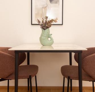Hernals Apartment | Modern, Bright Garden Apartment, 15 Mins to Center