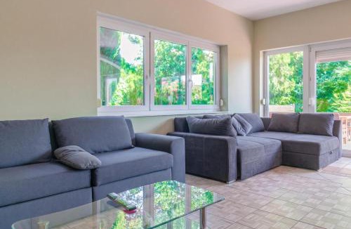 Grinzing Villa | Elegant Villa with Free WiFi Sleeps 29