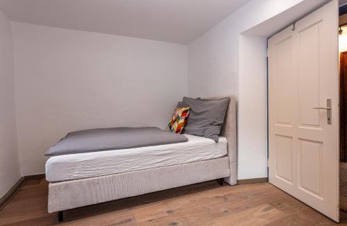 Lofer Apartment | Großes Ferienhaus für 10 Personen mit Kachelofen & Bergblick