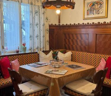 Hallein Apartment | 70qm 3-Zimmer Apartment am Tauernradweg in Hallein bei Salzburg, nahe Berchtesgaden, Roßfeld, Kehlsteinhaus, Obersalzberg, Watzmann, Schönau am Königsee, Bad Vigaun, Schloss Hellbrunn, Burg Hohen Salzburg, Burg Hohen Werfen # Beherbergungsbetrieb OC45