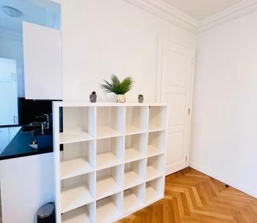 Dobling Apartment | Modern Apartment Close to Subway & Vineyards