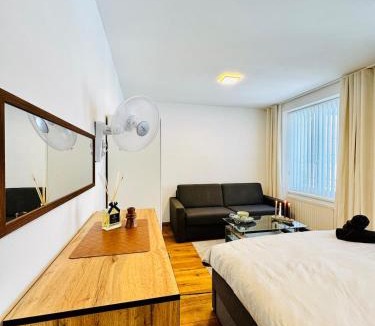 Liesing Apartment | Comfortable 5BR Apartment Near Kaufpark Alterlaa