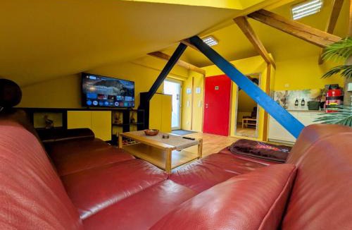 Prebuch Apartment | Anton's bunte Welt (100 m², Parkplatz, Garten und viel mehr)