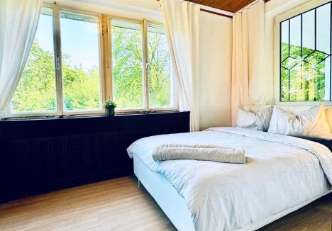 Floridsdorf Apartment | Spacious Villa with Garden near Danube For 16 Guests