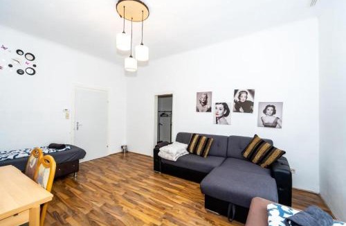 Rudolfsheim-Funfhaus Apartment | Family Room - 7 Minutes to Schönbrunn Palace
