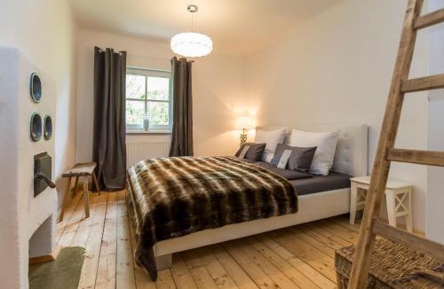 Golling an der Salzach House | Forest Chalet, all famous ski areas around us, 15 min to city of salzburg, mountainview, panorama sauna, bath whirlpool, fire pit in garden up to 10 p