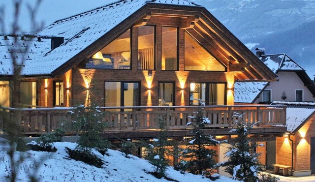 Lush chalet with sauna and hot tub