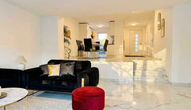 Quiet Luxury 5BR Villa With Garden in Breitenfurth bei Wien
