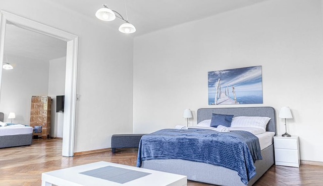 2BR Apartment Steps From AKH Center