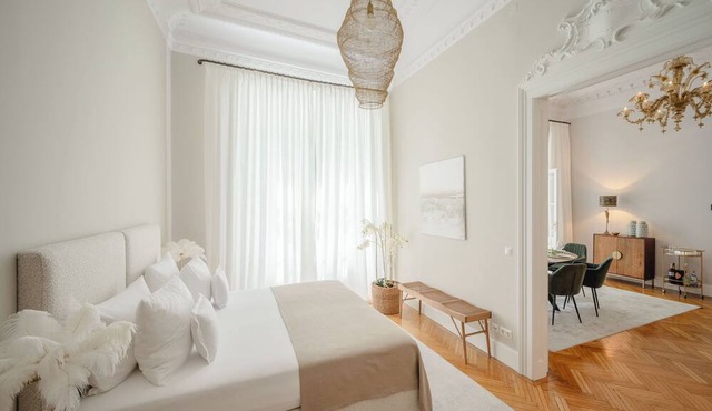 luxury apartment at the Vienna Votiv Church with an idyllic garden view