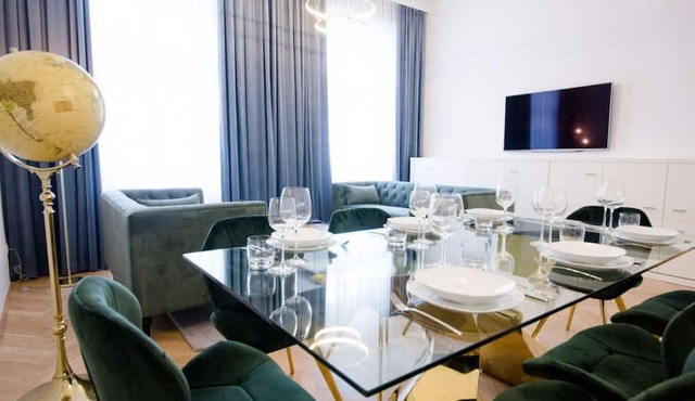 Superior Three-Bedroom Apartment - Opera