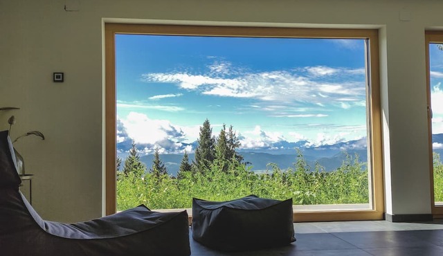 Sonniges Berghaus, ruhige Lage, phantastischer Weitblick by Interhome