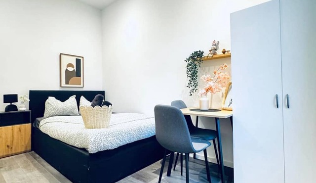 Practical Studio Stay with Kitchen, Laundry & Great Location