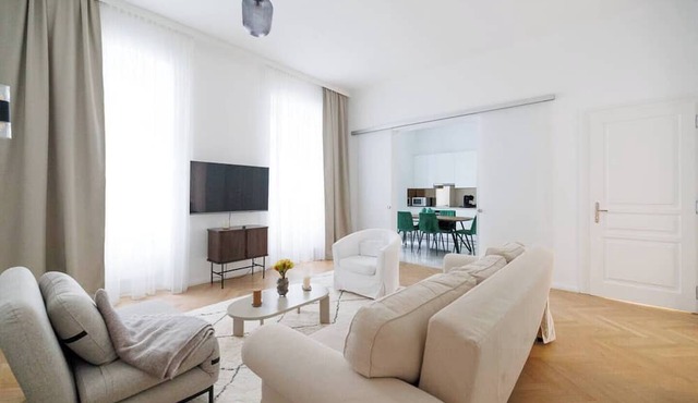 Ultra Spacious 3-Bedroom 3-Bath Steps from Vienna's Historic Heart