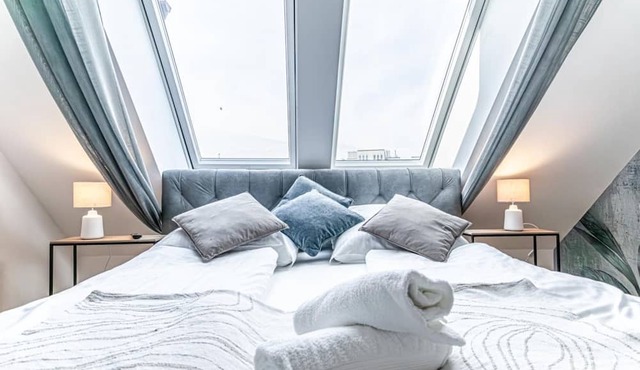 9 min to Center - Luxury Airconditioned w/Balcony