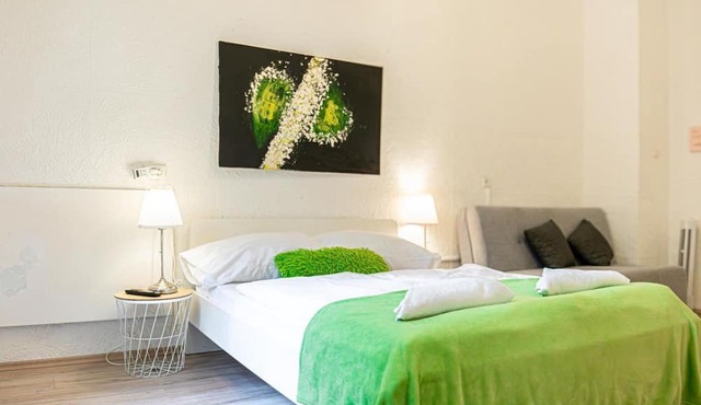 Simple Apt. w/full kitchen Wiener Stadthalle 3