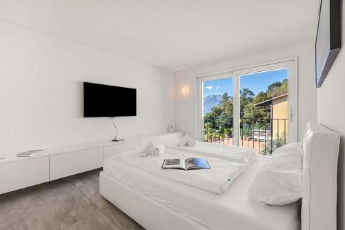Villa Mondacce with Jacuzzi & Lake Views in Minusio