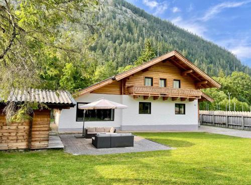 Spacious Chalet for Ski & Summer Adventures