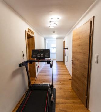 Gemütliches Gästezimmer mit gemeinsamer Küche, Wohnzimmer & Balkon